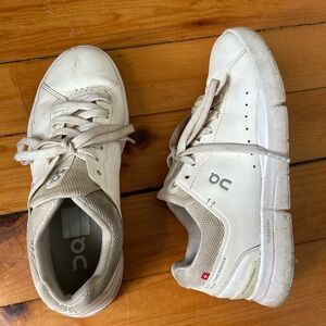 ☀️3/$25 On The Roger Advantage sneakers in white 8.5